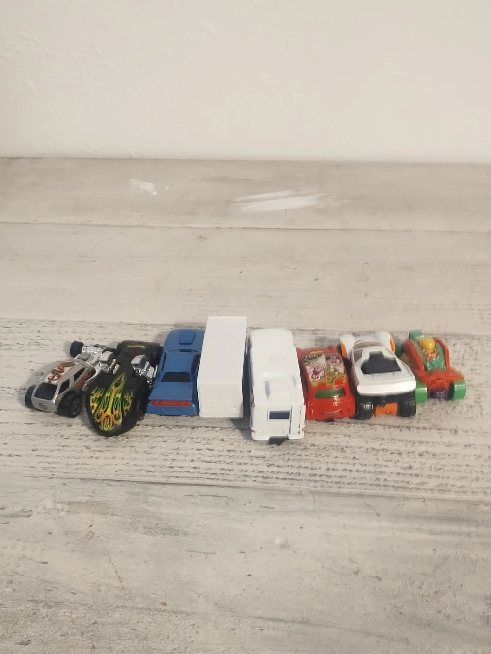 Mixed brand lot 8 vehicles 4 hot wheels 1 maisto 1 daron 1 matchbox